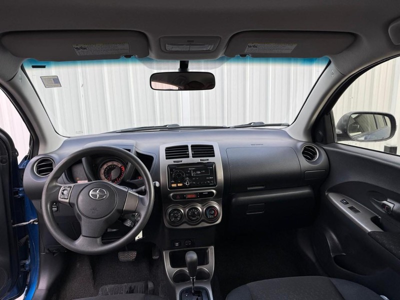 Scion xD Vehicle Full-screen Gallery Image 09