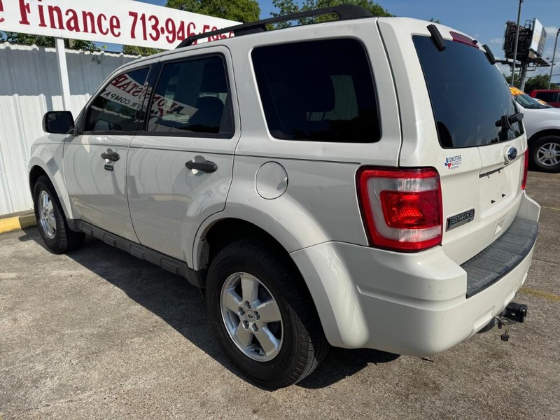 Ford Escape Vehicle Full-screen Gallery Image 06