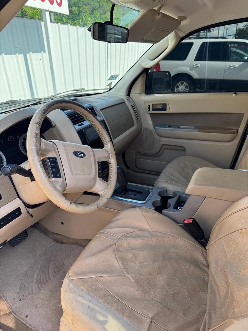 Ford Escape Vehicle Full-screen Gallery Image 08