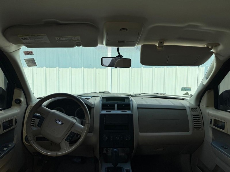 Ford Escape Vehicle Full-screen Gallery Image 09