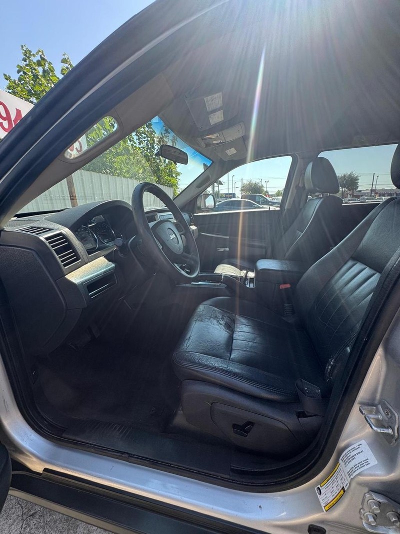 Jeep Grand Cherokee Vehicle Full-screen Gallery Image 09