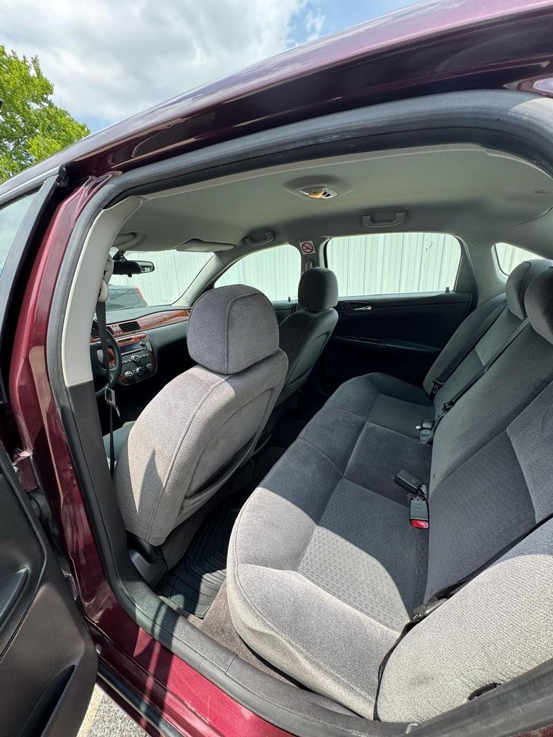 Chevrolet Impala Vehicle Full-screen Gallery Image 09