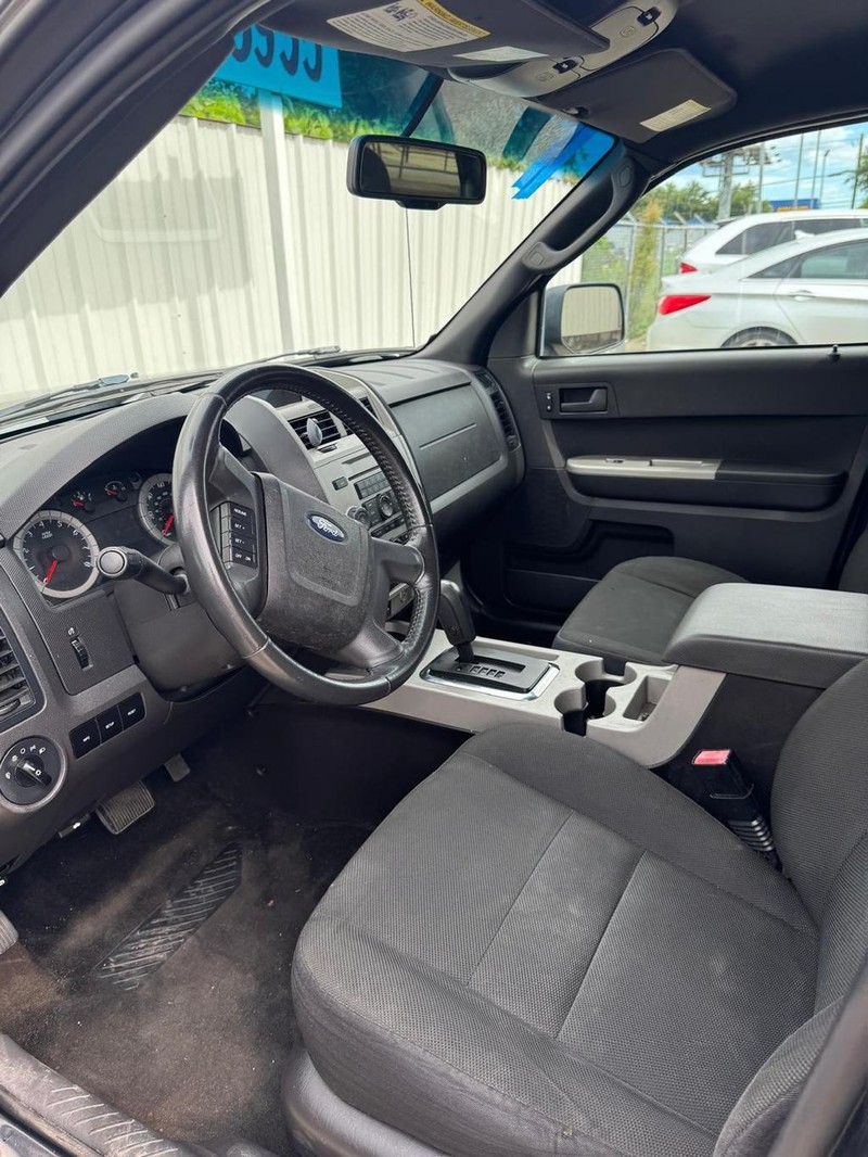 Ford Escape Vehicle Full-screen Gallery Image 08