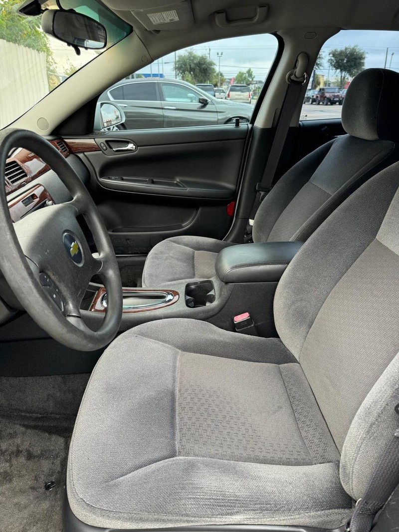 Chevrolet Impala Vehicle Full-screen Gallery Image 08