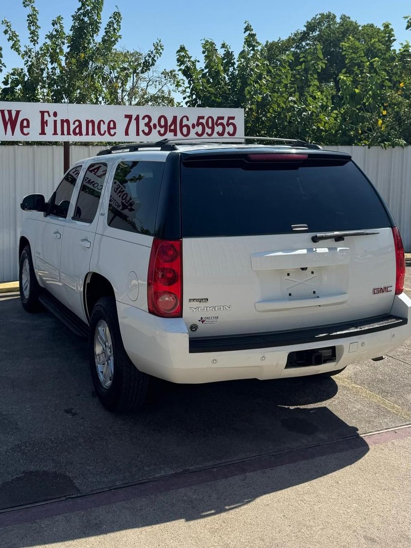 GMC Yukon Vehicle Full-screen Gallery Image 03