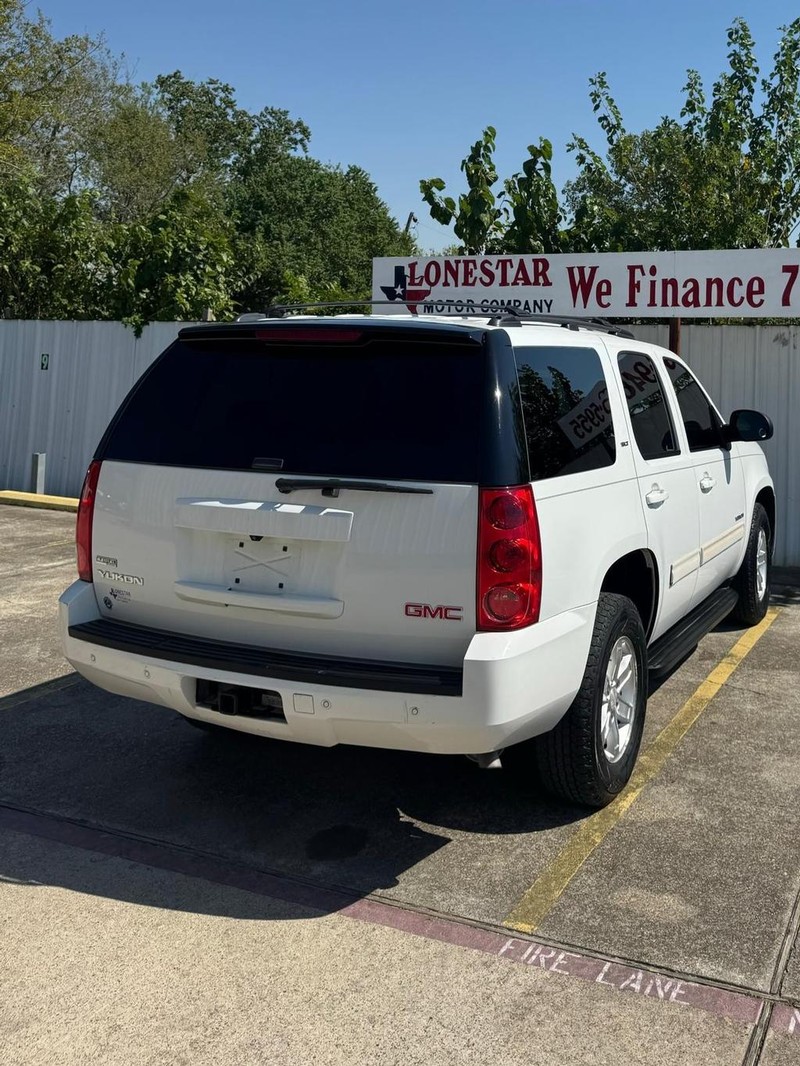 GMC Yukon Vehicle Full-screen Gallery Image 04