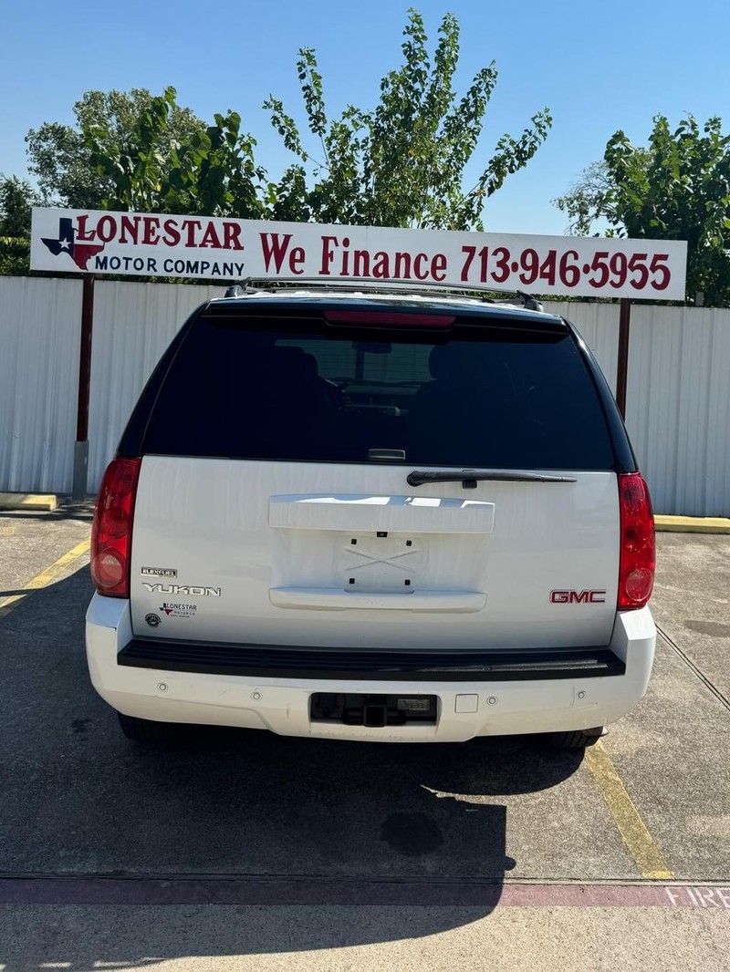 GMC Yukon Vehicle Full-screen Gallery Image 05