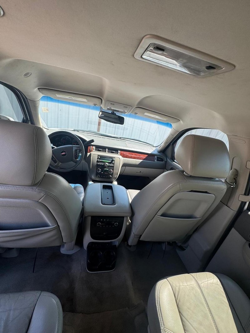 GMC Yukon Vehicle Full-screen Gallery Image 08