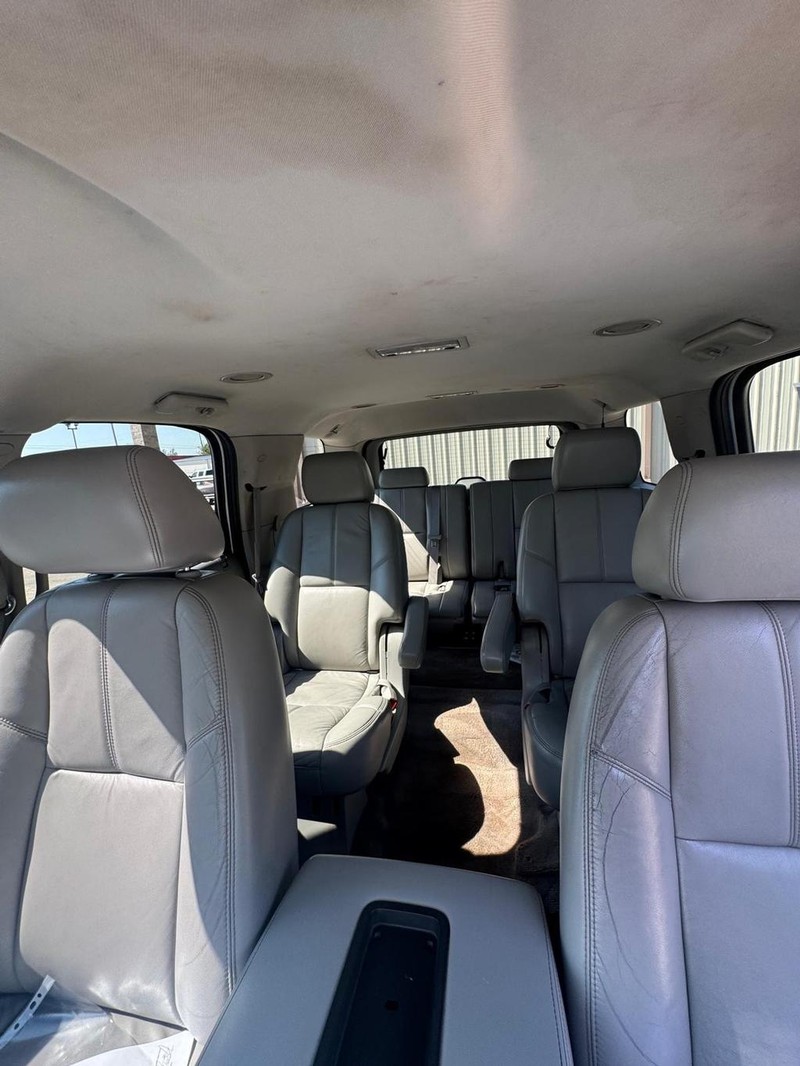 GMC Yukon Vehicle Full-screen Gallery Image 09