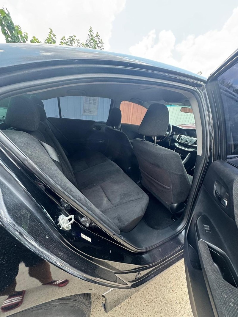 Honda Accord Sedan Vehicle Full-screen Gallery Image 09