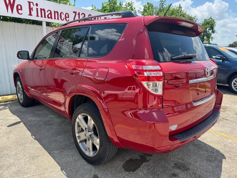 Toyota RAV4 Vehicle Full-screen Gallery Image 06