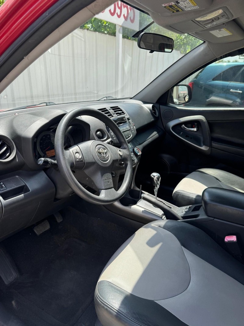 Toyota RAV4 Vehicle Full-screen Gallery Image 08