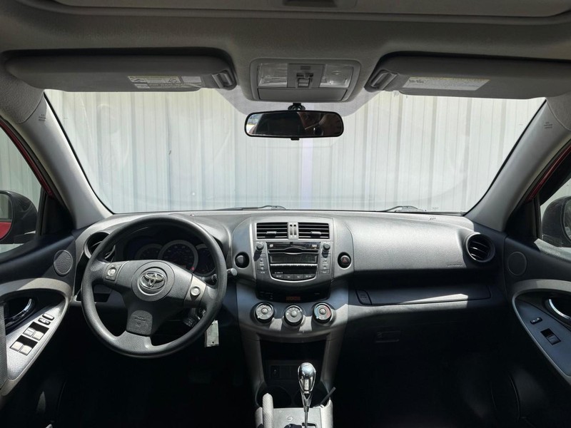 Toyota RAV4 Vehicle Full-screen Gallery Image 09