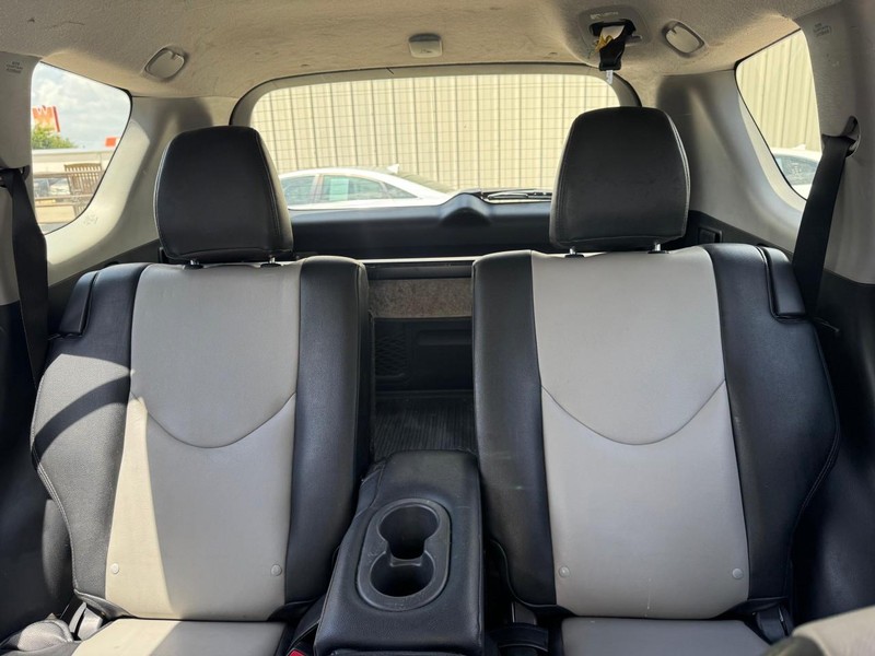 Toyota RAV4 Vehicle Full-screen Gallery Image 10