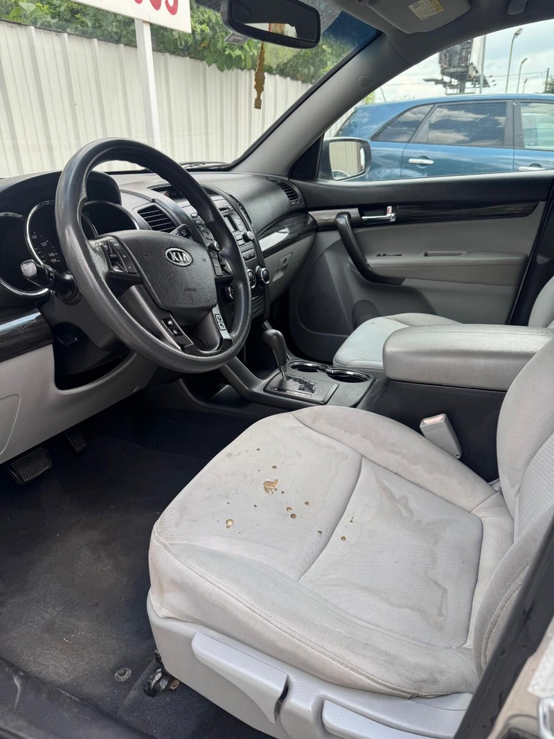 Kia Sorento Vehicle Full-screen Gallery Image 08