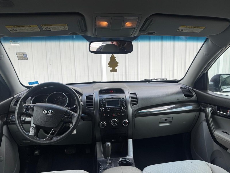 Kia Sorento Vehicle Full-screen Gallery Image 09