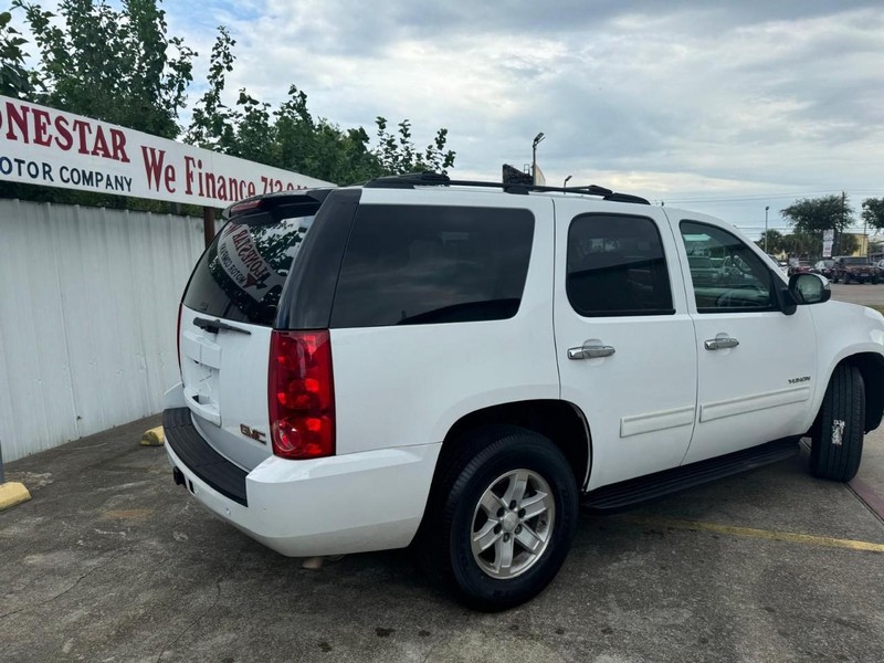 GMC Yukon Vehicle Full-screen Gallery Image 03