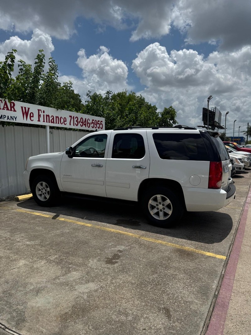 GMC Yukon Vehicle Full-screen Gallery Image 05