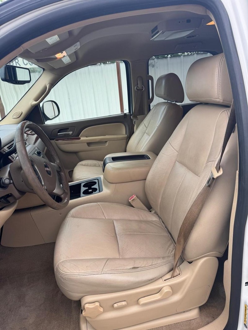 GMC Yukon Vehicle Full-screen Gallery Image 06