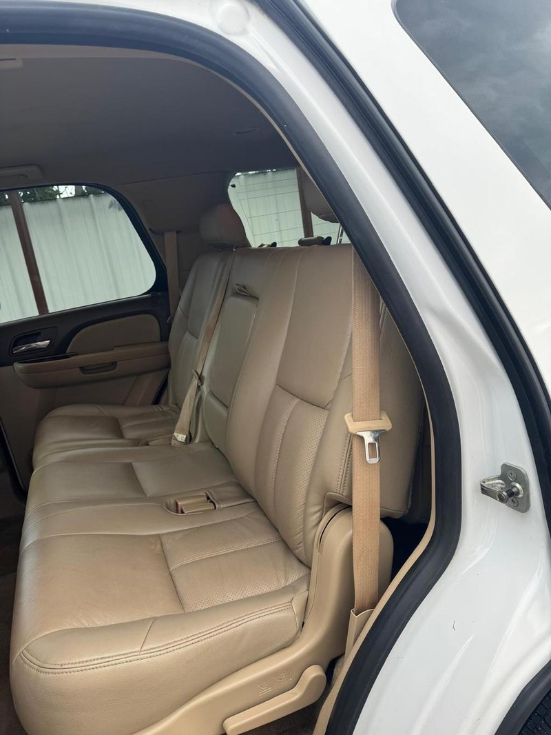 GMC Yukon Vehicle Full-screen Gallery Image 07