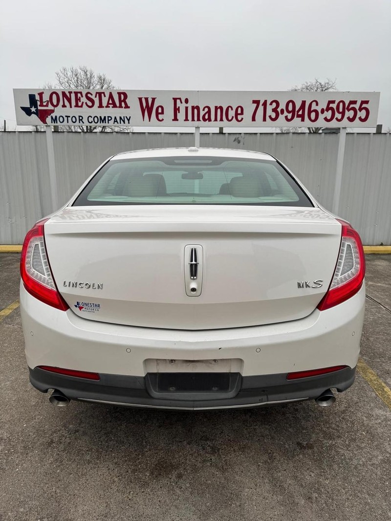 Lincoln MKS Vehicle Full-screen Gallery Image 04