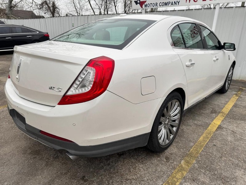 Lincoln MKS Vehicle Full-screen Gallery Image 05