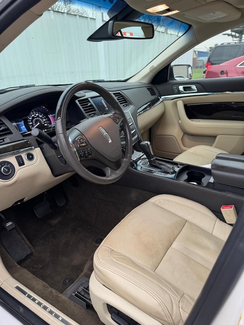 Lincoln MKS Vehicle Full-screen Gallery Image 08