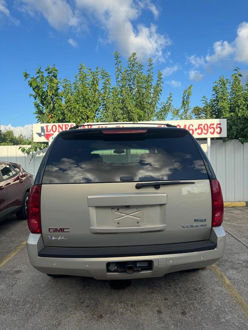 GMC Yukon Vehicle Full-screen Gallery Image 04