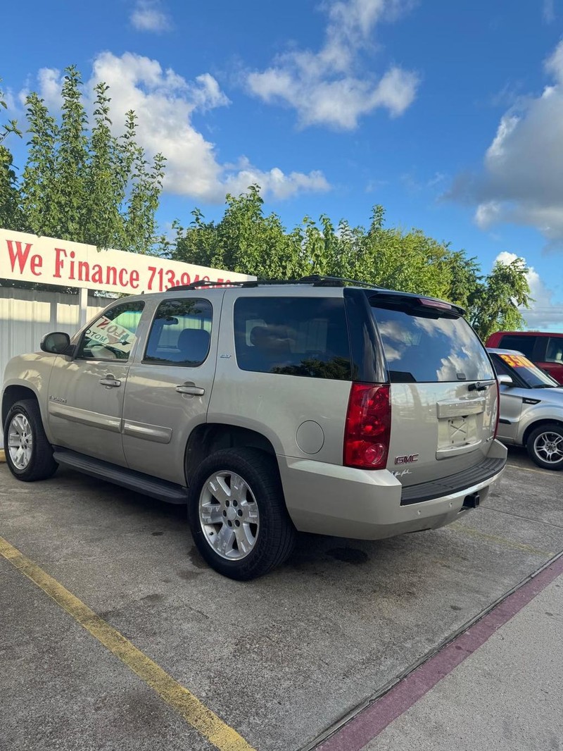 GMC Yukon Vehicle Full-screen Gallery Image 05