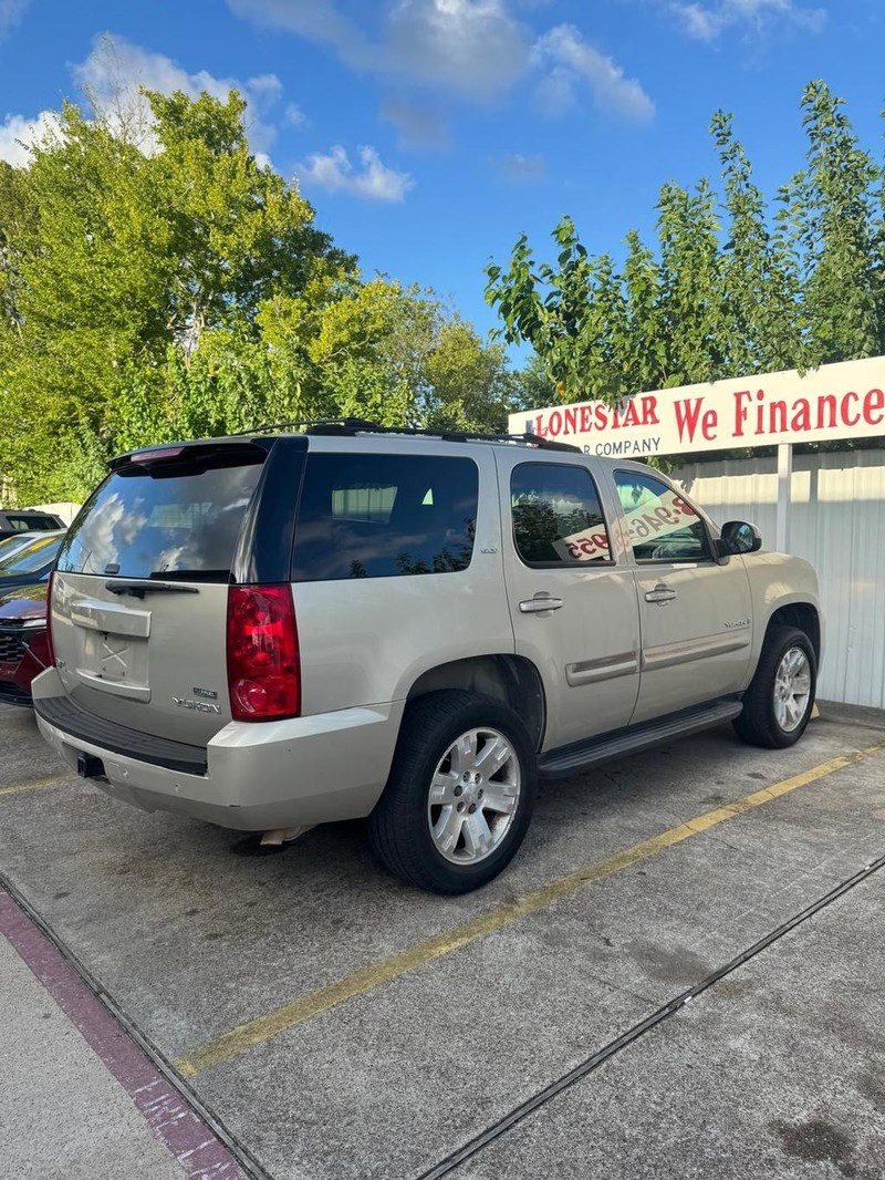 GMC Yukon Vehicle Full-screen Gallery Image 06