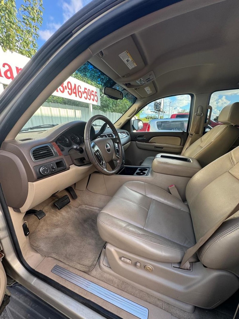 GMC Yukon Vehicle Full-screen Gallery Image 07