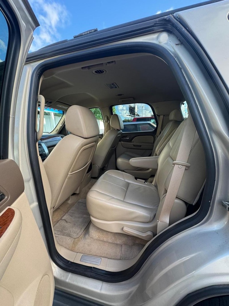 GMC Yukon Vehicle Full-screen Gallery Image 08