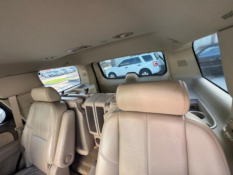 GMC Yukon Vehicle Full-screen Gallery Image 09