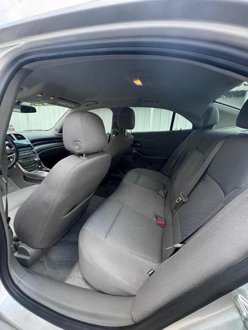 Chevrolet Malibu Vehicle Full-screen Gallery Image 09