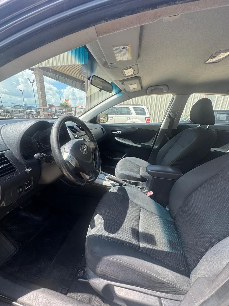 Toyota Corolla Vehicle Full-screen Gallery Image 08