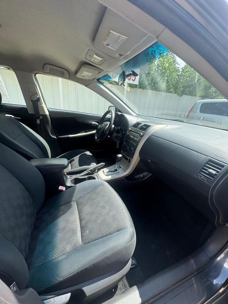 Toyota Corolla Vehicle Full-screen Gallery Image 09