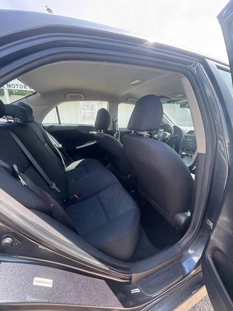 Toyota Corolla Vehicle Full-screen Gallery Image 10