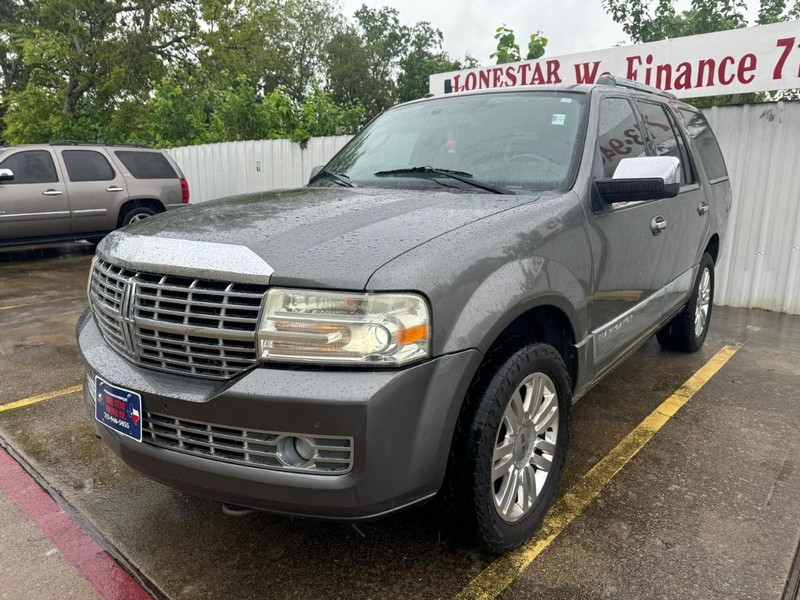 Lincoln Navigator Vehicle Full-screen Gallery Image 02