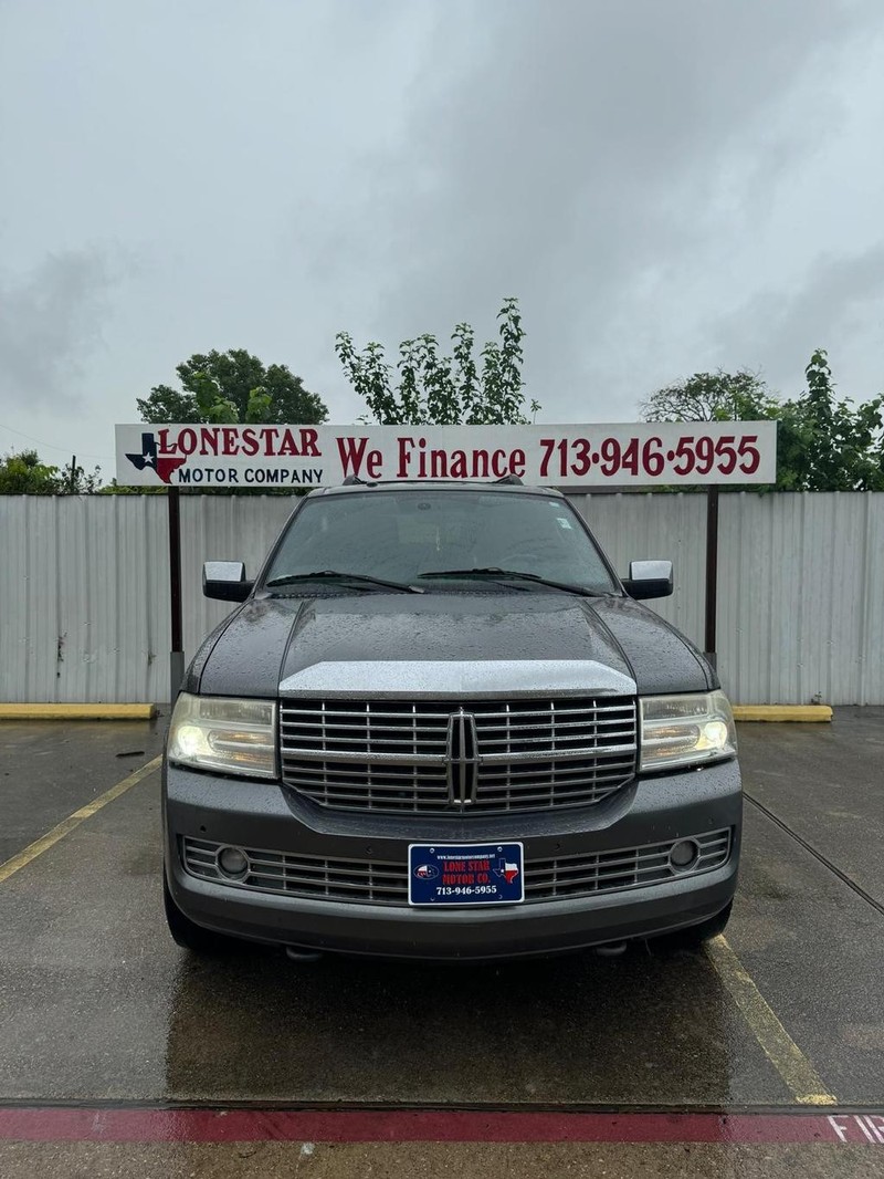 Lincoln Navigator Vehicle Full-screen Gallery Image 03