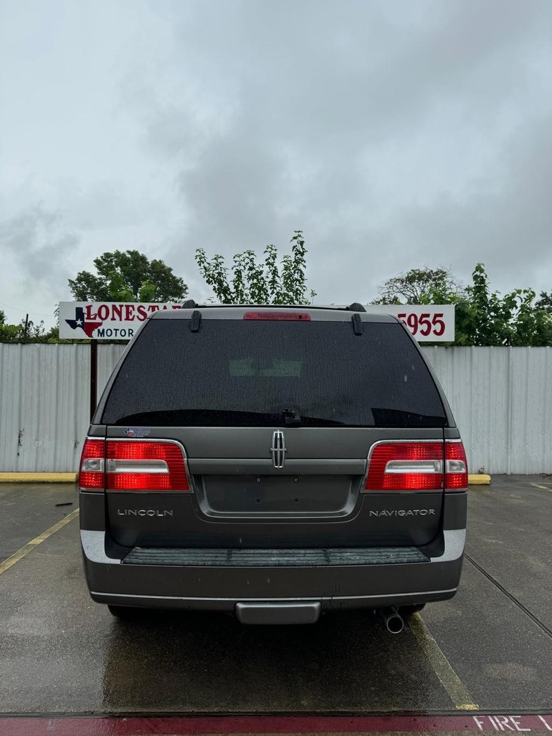Lincoln Navigator Vehicle Full-screen Gallery Image 04