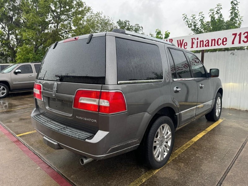 Lincoln Navigator Vehicle Full-screen Gallery Image 05