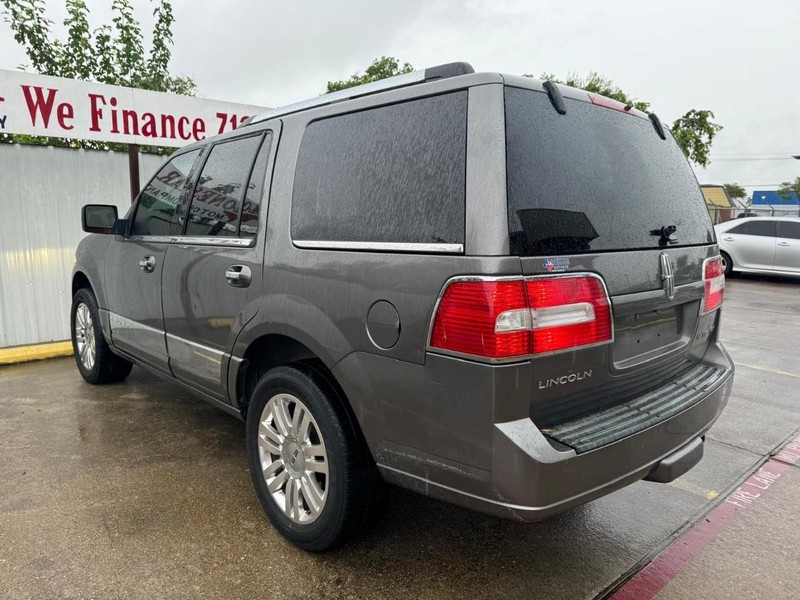 Lincoln Navigator Vehicle Full-screen Gallery Image 06