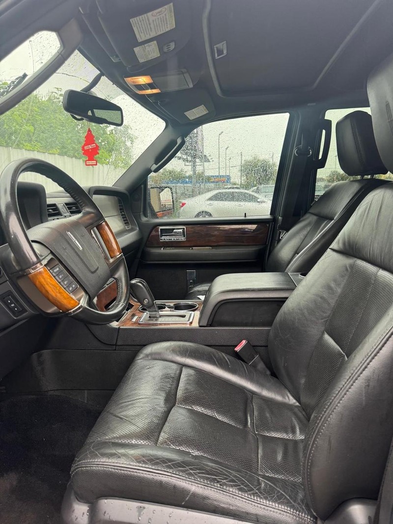 Lincoln Navigator Vehicle Full-screen Gallery Image 08