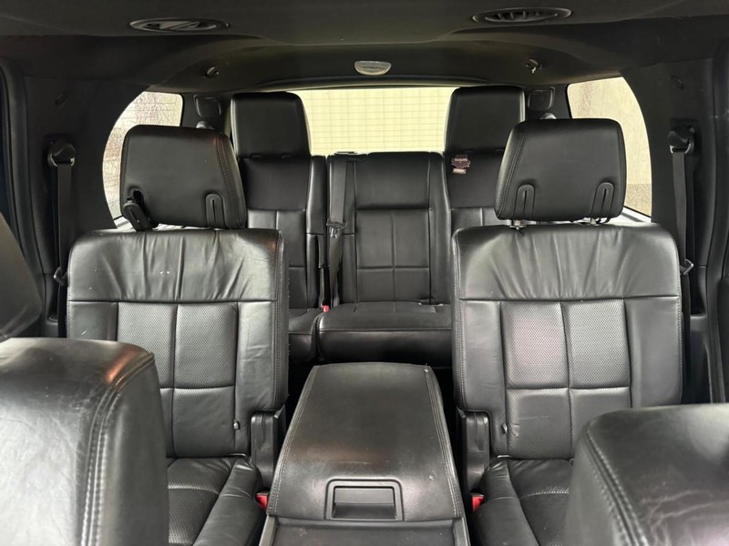 Lincoln Navigator Vehicle Full-screen Gallery Image 09