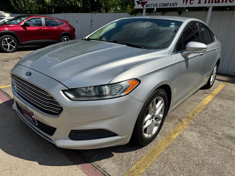 Ford Fusion Vehicle Full-screen Gallery Image 02