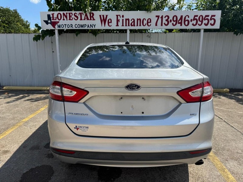 Ford Fusion Vehicle Full-screen Gallery Image 04