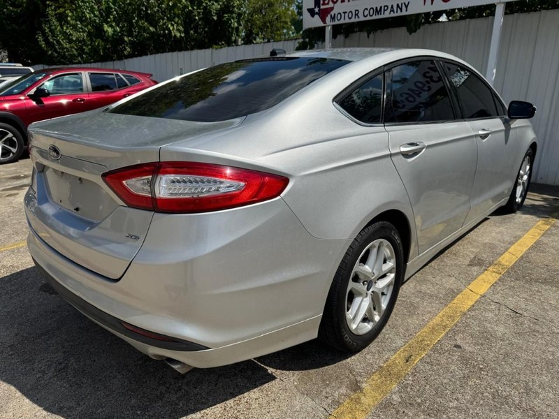 Ford Fusion Vehicle Full-screen Gallery Image 05
