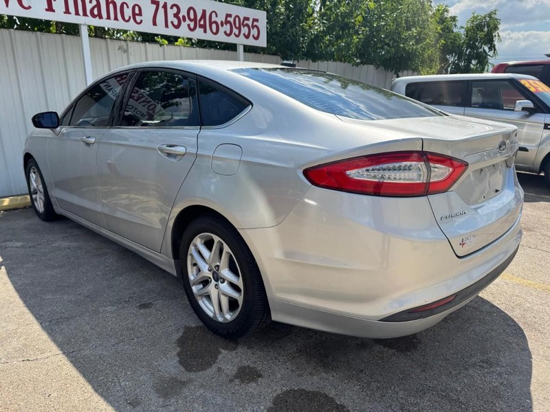 Ford Fusion Vehicle Full-screen Gallery Image 06