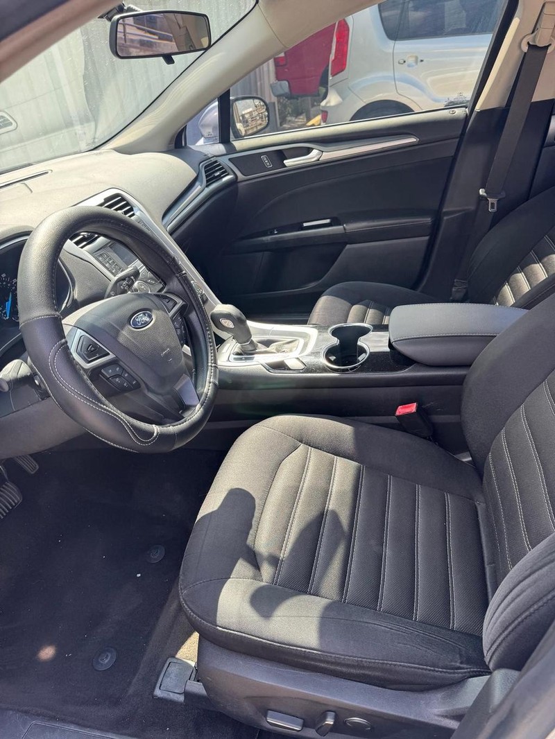 Ford Fusion Vehicle Full-screen Gallery Image 08