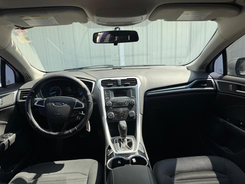 Ford Fusion Vehicle Full-screen Gallery Image 09